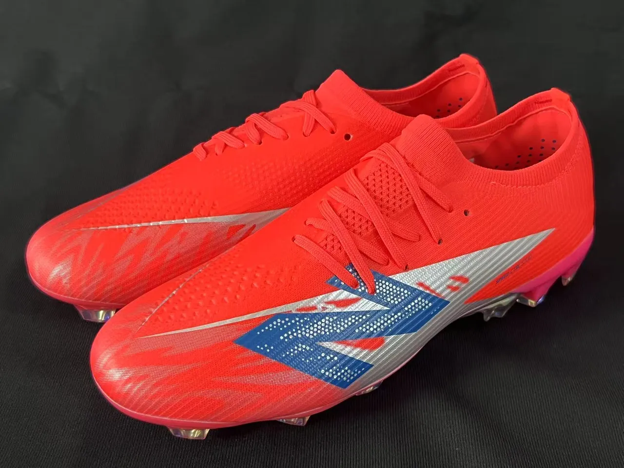New Balance أحذية كرة القدم برتقالي أزرق منخفض القطع upper يناسب الجورب نظام الرباط غير المتماثل أرضية صلبة 19
