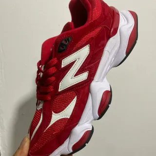 New Balance লাল সাদা চিত্রিত সোল স্যুয়েড এবং মেশ উপর চাঙ্কি স্নিকার্স