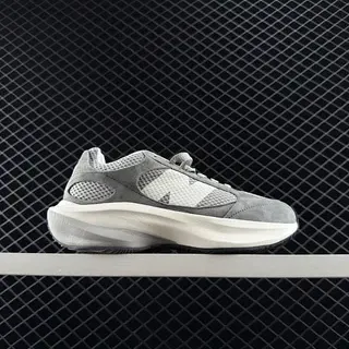 New Balance Warped Runner baskets chunky maille et daim gris