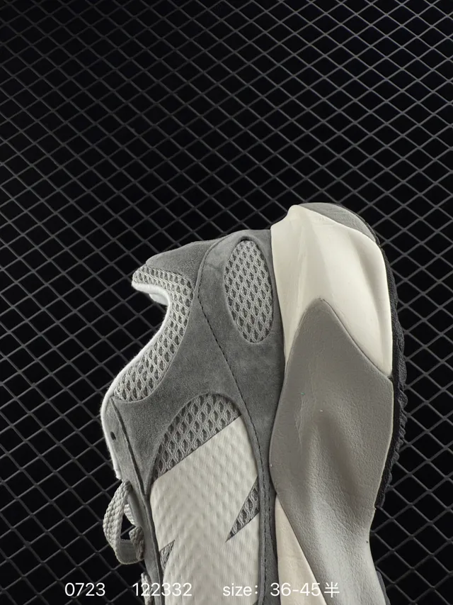 New Balance Warped Runner 灰色网面和麂皮厚底运动鞋 3