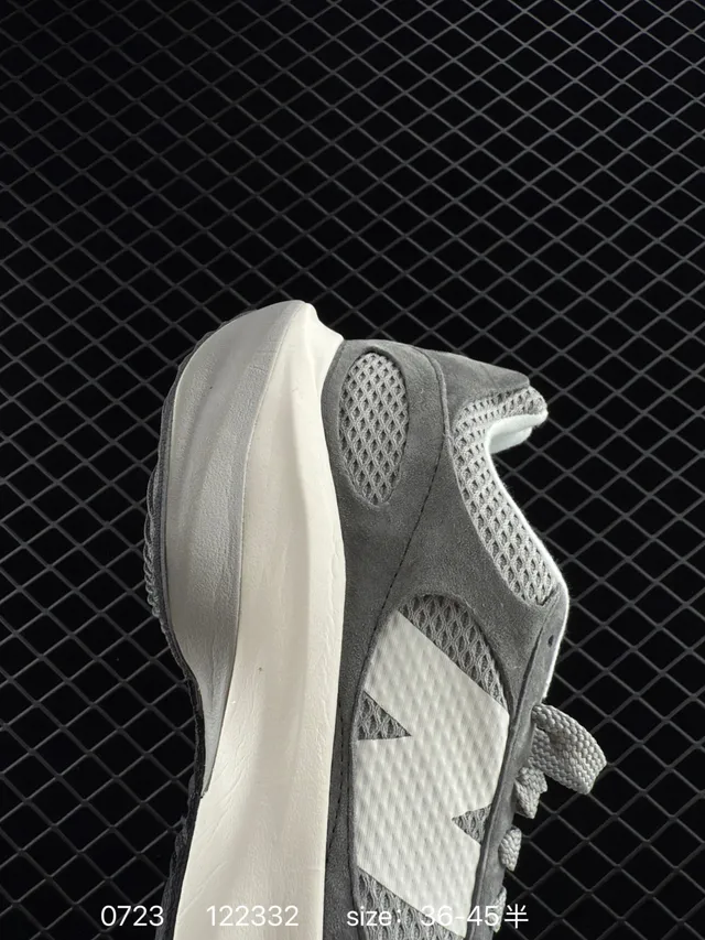 New Balance Warped Runner 灰色网面和麂皮厚底运动鞋 4