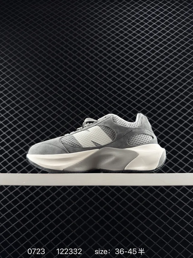 New Balance Warped Runner 灰色网面和麂皮厚底运动鞋 6