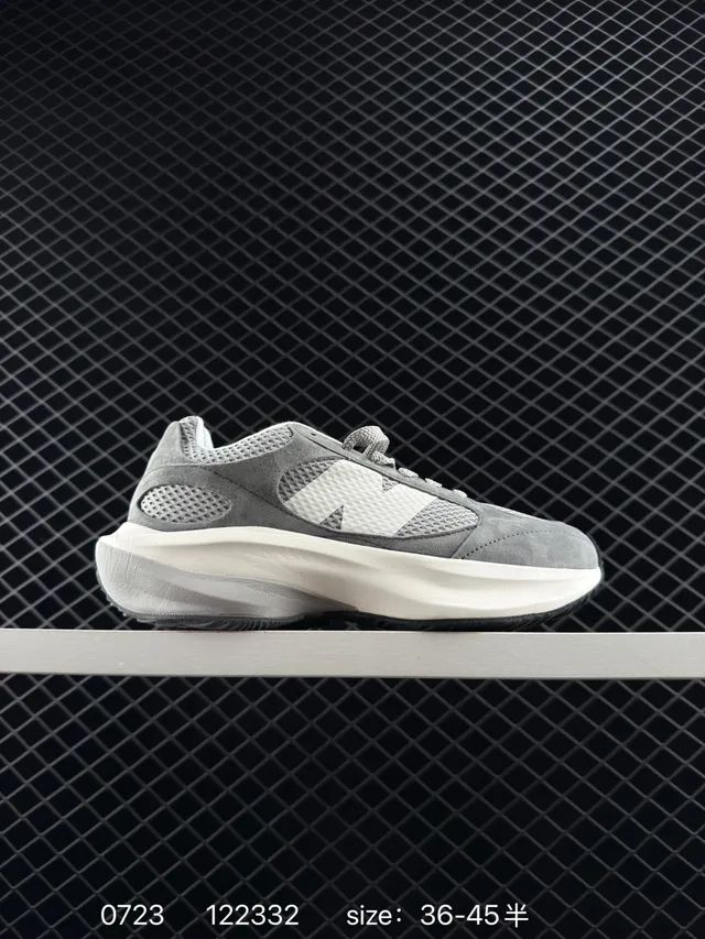New Balance Warped Runner 灰色网面和麂皮厚底运动鞋 7