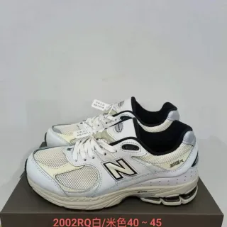 New Balance সাদা খাকি মেশ এবং সিন্থেটিক আপার ডুয়েল-ডেনসিটি মিডসোল লাইফস্টাইল স্নিকার