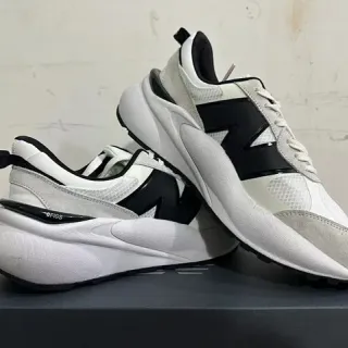 New Balance blanc noir semelle sculptée haut en matériau mixte sneakers chunky
