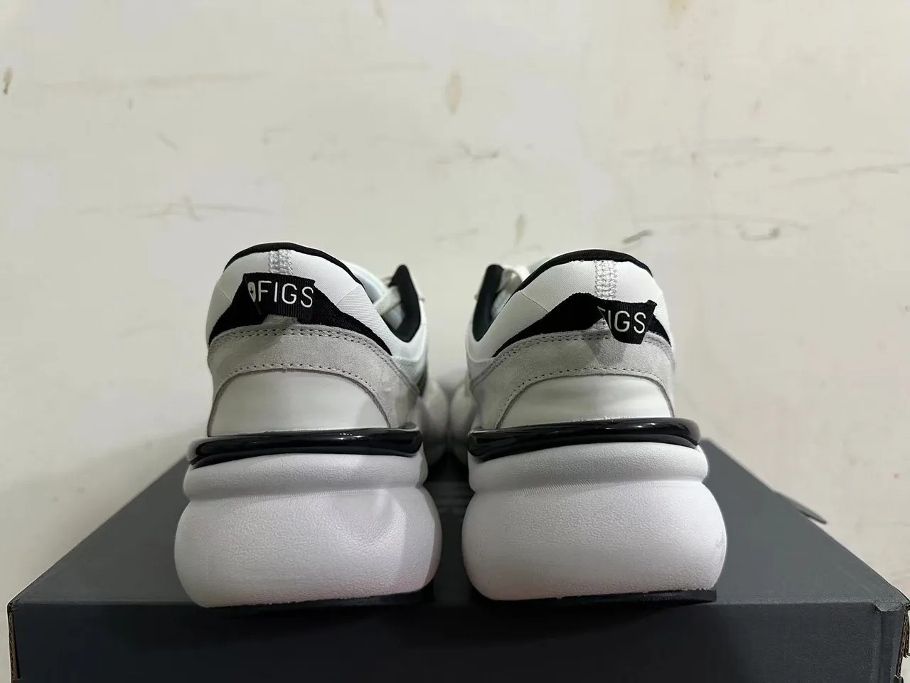 New Balance White Black Sculpted Sole Mixed-Material Upper Chunky Sneakers 2