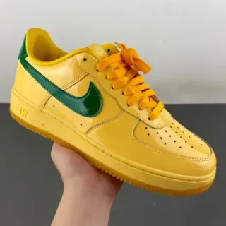 حذاء رياضي نمط حياة نايك Air Force 1 أصفر وأخضر