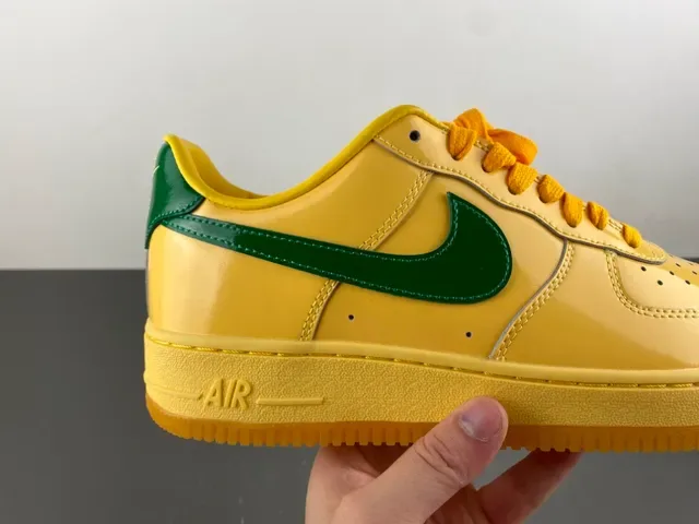 حذاء رياضي نمط حياة نايك Air Force 1 أصفر وأخضر 3