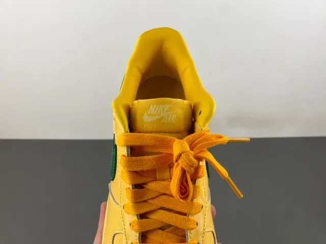 حذاء رياضي نمط حياة نايك Air Force 1 أصفر وأخضر 5