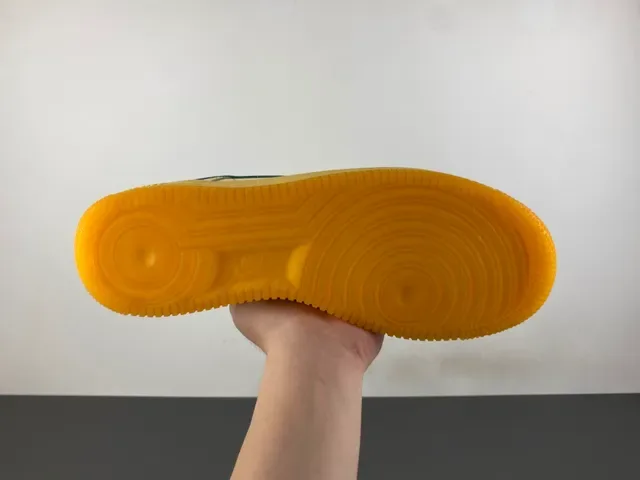 حذاء رياضي نمط حياة نايك Air Force 1 أصفر وأخضر 8