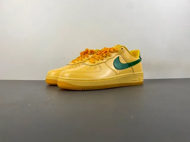 حذاء رياضي نمط حياة نايك Air Force 1 أصفر وأخضر 9
