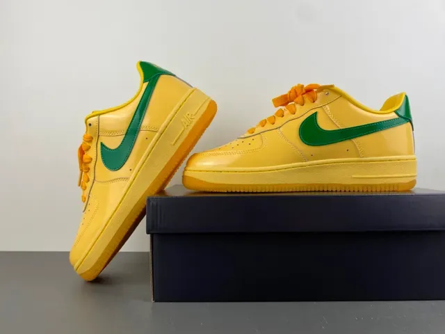 حذاء رياضي نمط حياة نايك Air Force 1 أصفر وأخضر 13