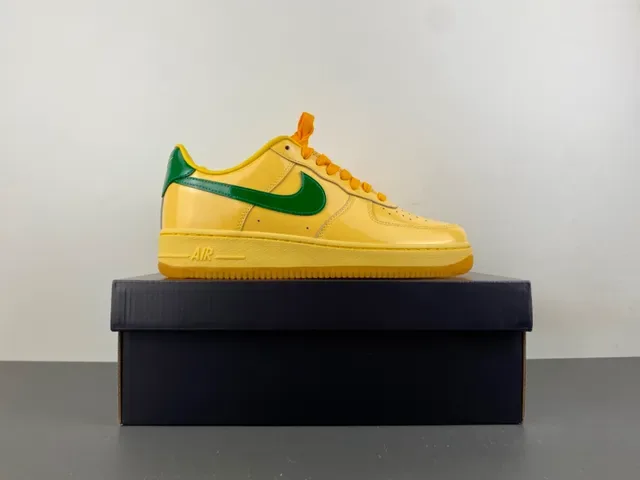 حذاء رياضي نمط حياة نايك Air Force 1 أصفر وأخضر 14