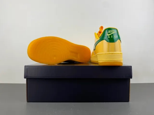 حذاء رياضي نمط حياة نايك Air Force 1 أصفر وأخضر 15