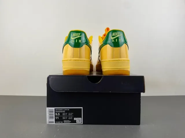 حذاء رياضي نمط حياة نايك Air Force 1 أصفر وأخضر 16