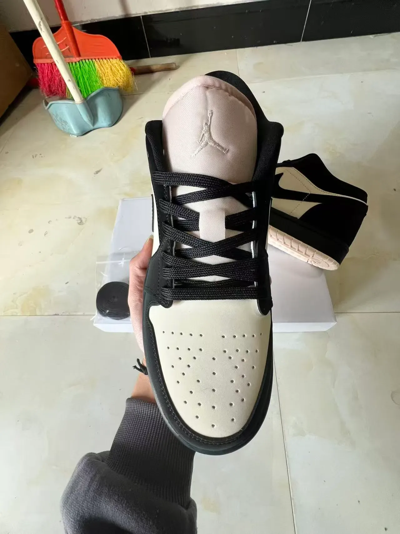 耐克 Air Jordan 1 Low 黑奶油生活方式运动鞋 3