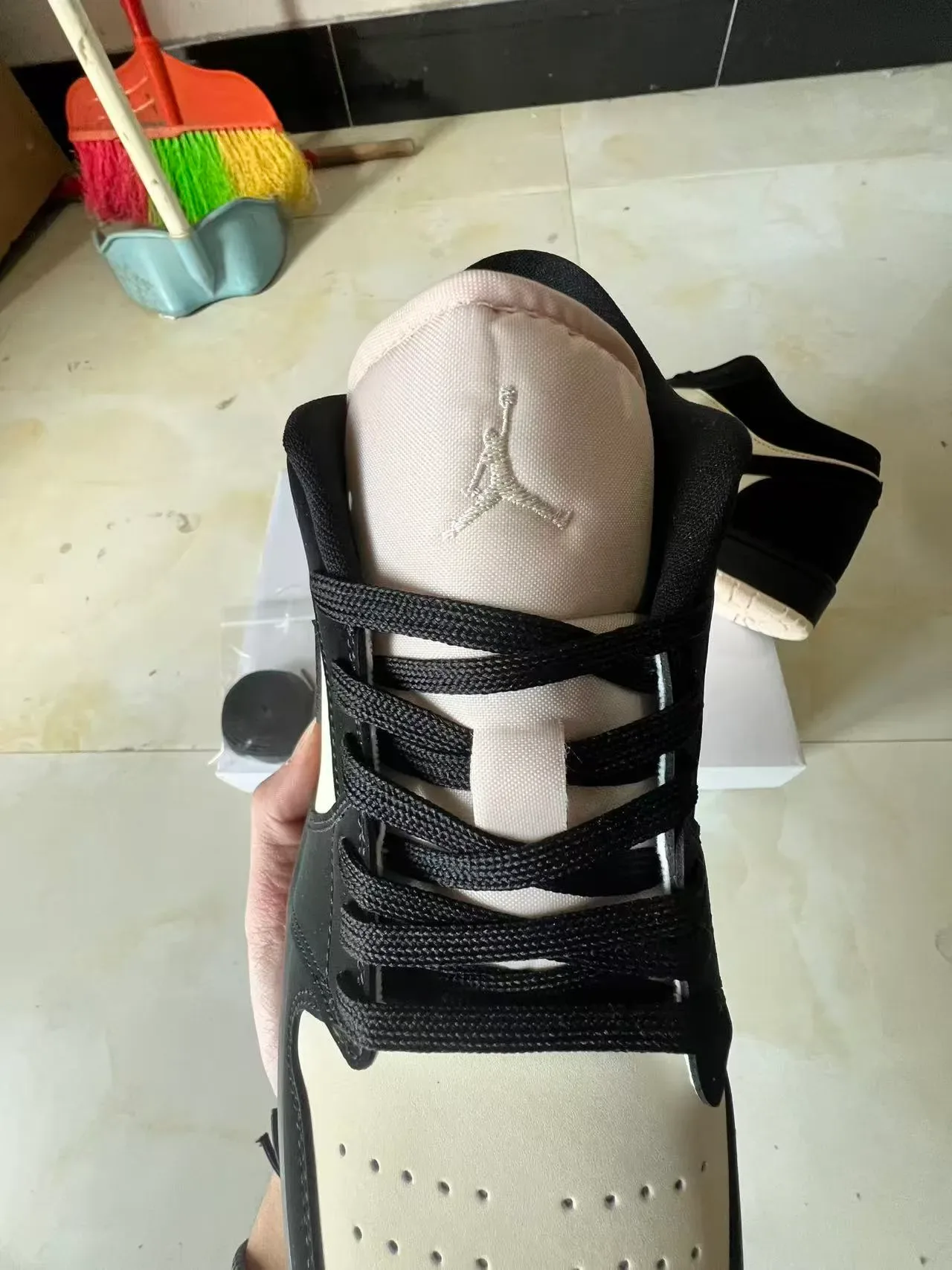 耐克 Air Jordan 1 Low 黑奶油生活方式运动鞋 4