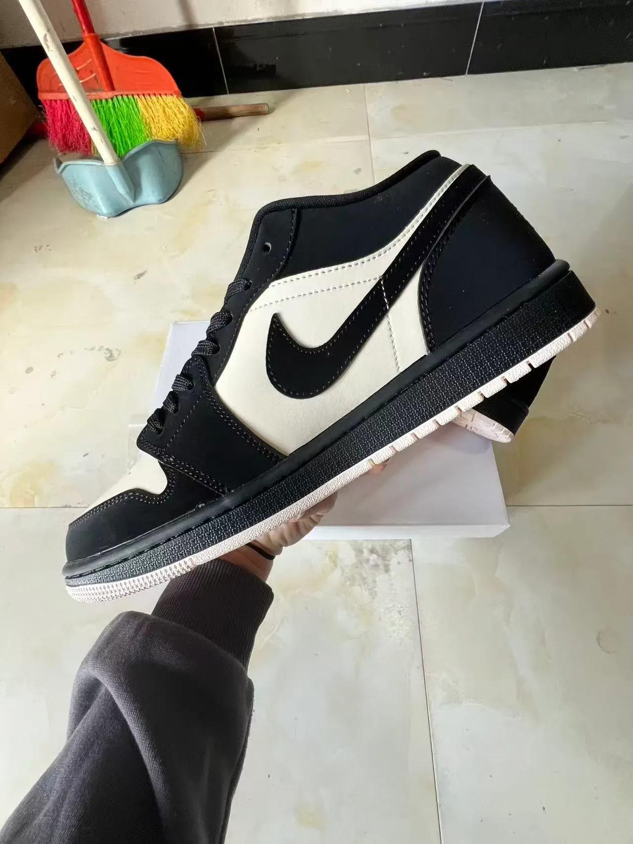耐克 Air Jordan 1 Low 黑奶油生活方式运动鞋 5