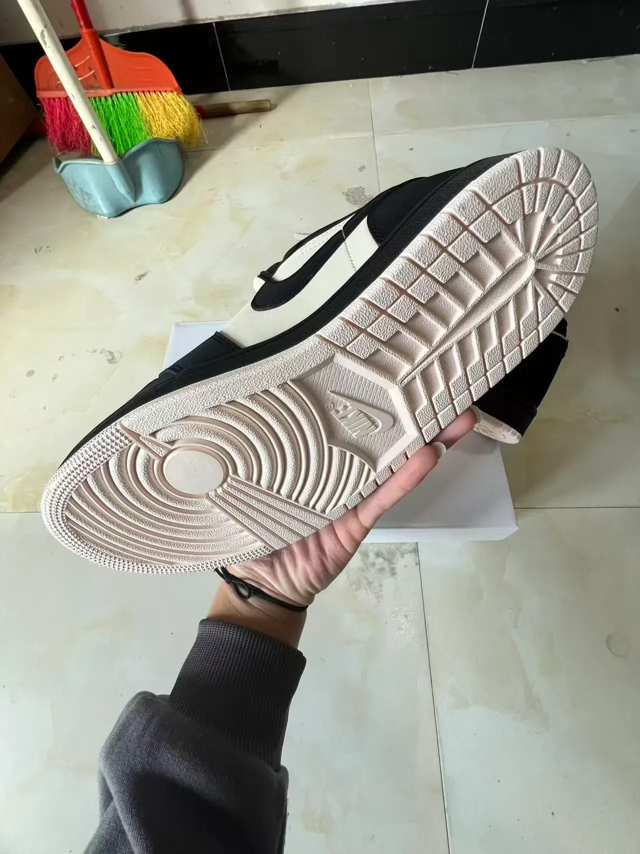 耐克 Air Jordan 1 Low 黑奶油生活方式运动鞋 6