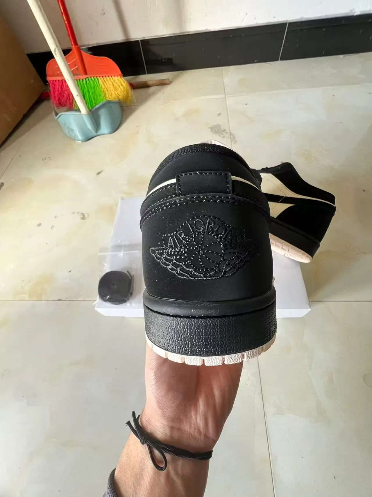 耐克 Air Jordan 1 Low 黑奶油生活方式运动鞋 8