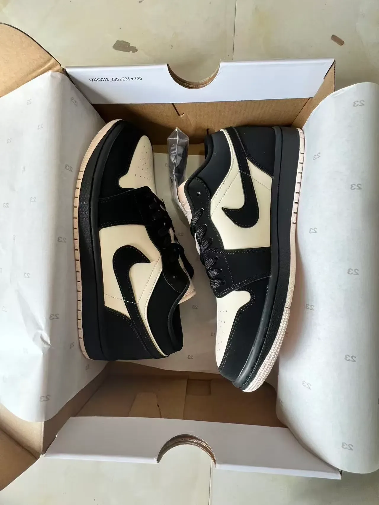 耐克 Air Jordan 1 Low 黑奶油生活方式运动鞋 9