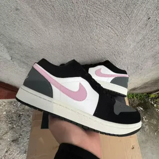 Nike Air Jordan 1 Low حذاء أسلوب حياة أسود أبيض وردي