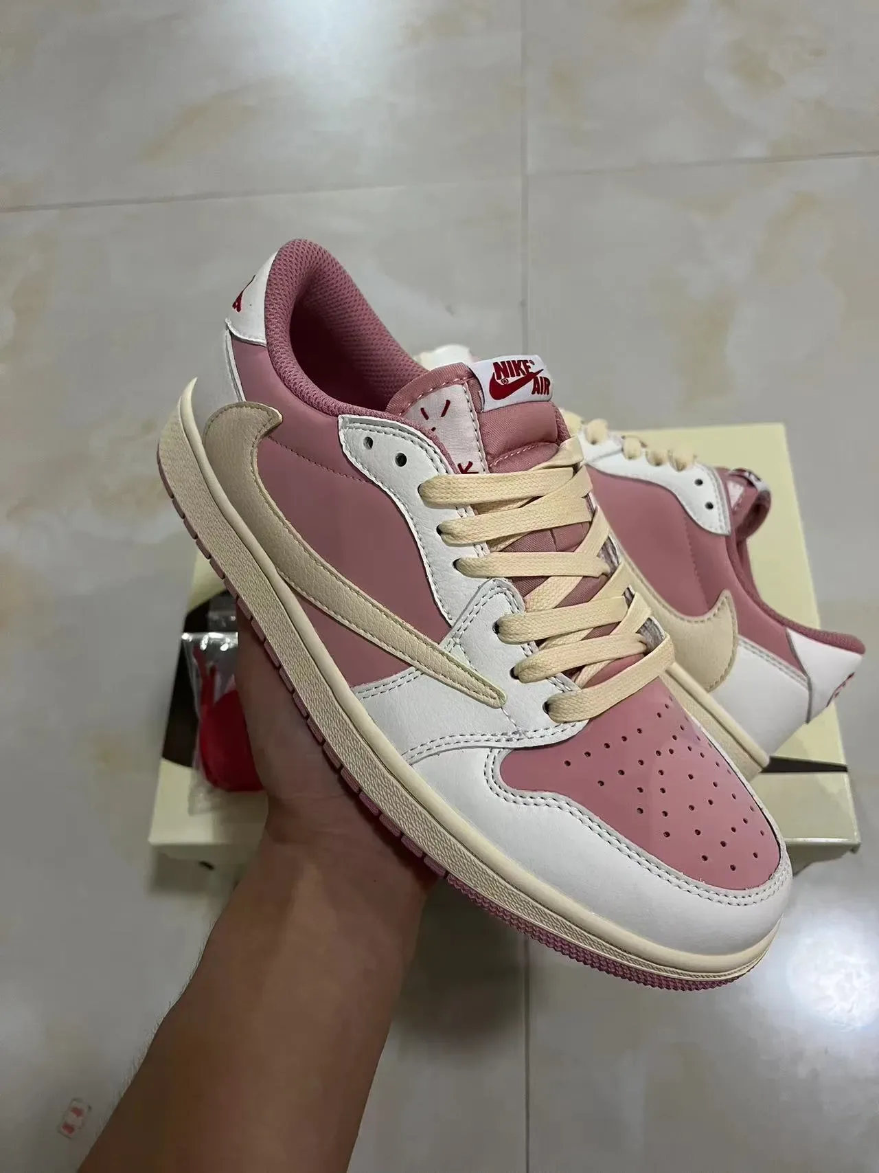 Nike Air Jordan 1 Low Tênis Lifestyle Rosa e Bege 2