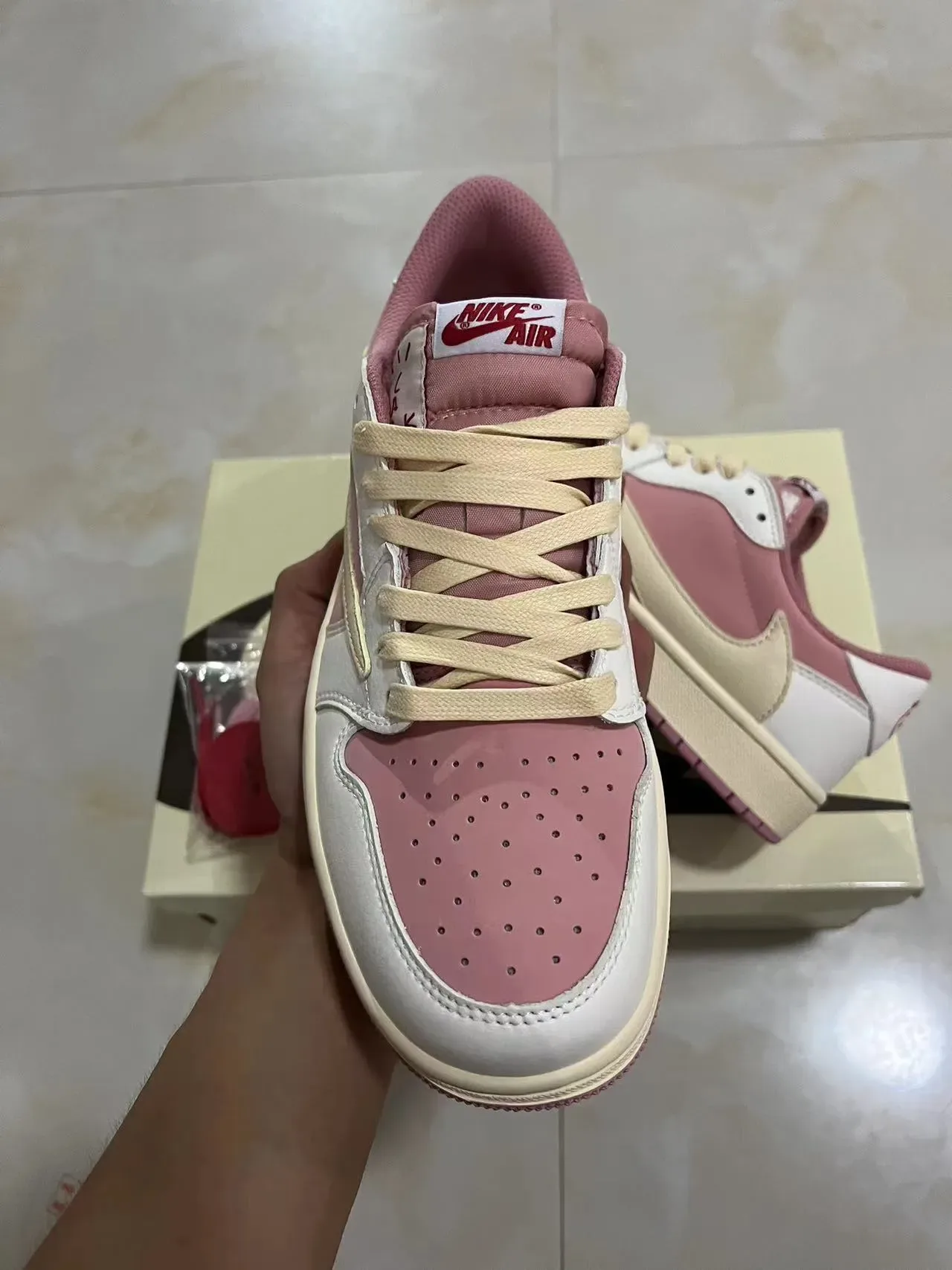 Nike Air Jordan 1 Low Tênis Lifestyle Rosa e Bege 3