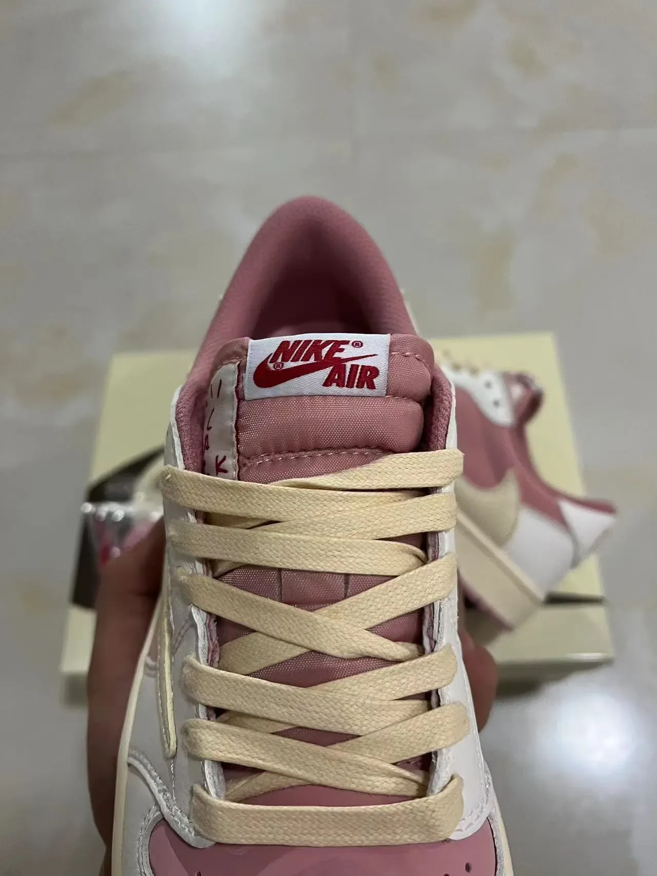 Nike Air Jordan 1 Low Tênis Lifestyle Rosa e Bege 4