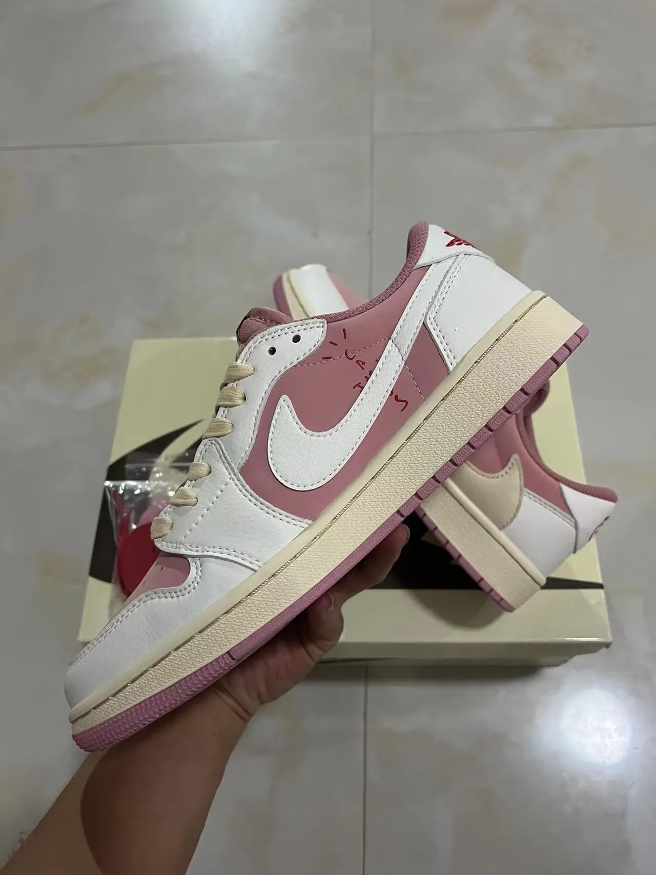 Nike Air Jordan 1 Low Tênis Lifestyle Rosa e Bege 5
