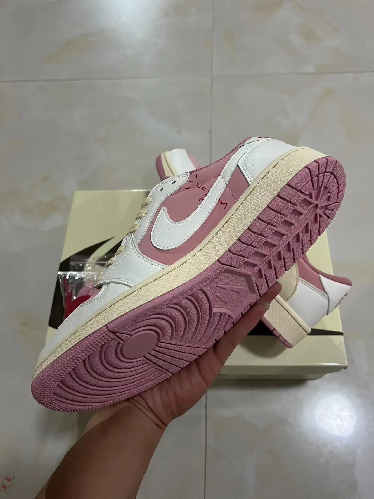 Nike Air Jordan 1 Low Tênis Lifestyle Rosa e Bege 6