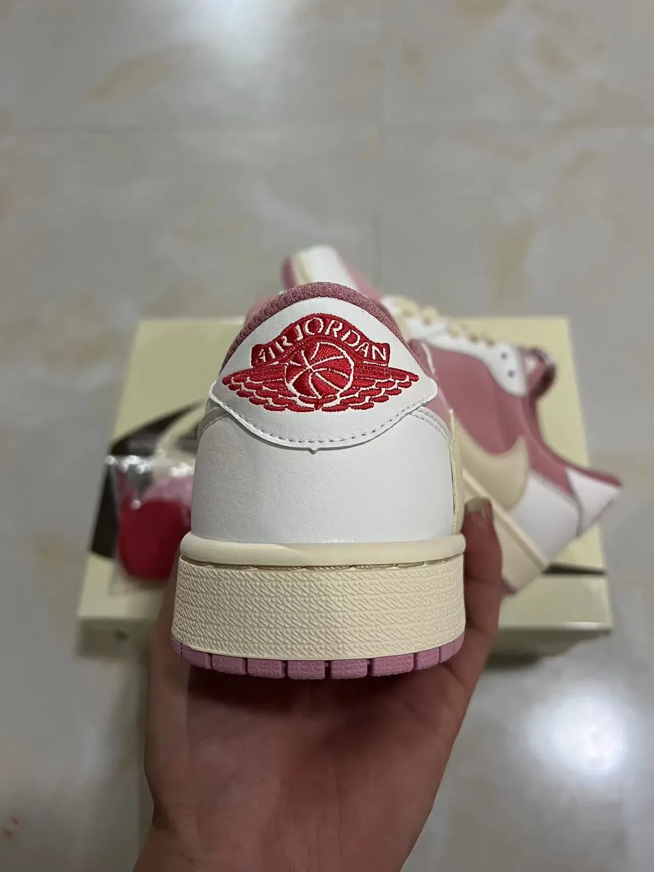 Nike Air Jordan 1 Low Tênis Lifestyle Rosa e Bege 8