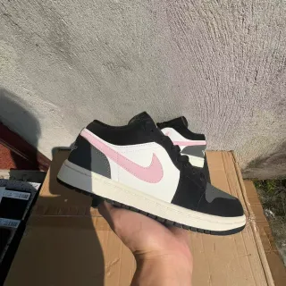 Nike Air Jordan 1 Low Pink Swoosh سنيكرز لايف ستايل