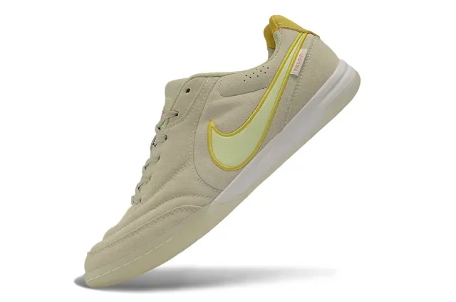 Nike বেইজ হলুদ স্যুড লো টপ ইন্ডোর ফুটবল জুতো 3
