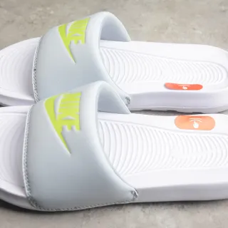Nike Benassi JDI أبيض ورمادي فاتح صندل