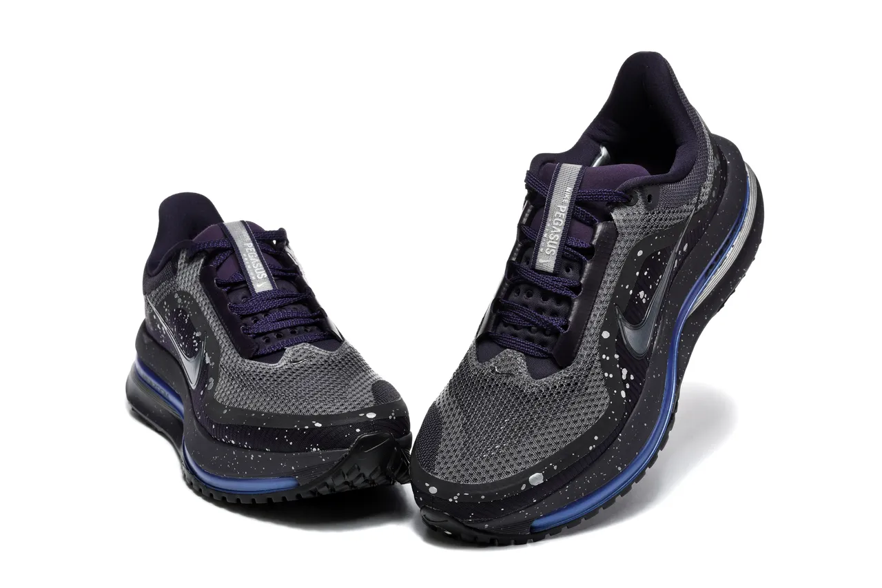 Nike Black Blue Knit Mesh Upper Speckled Galaxy Print Running Shoes 3