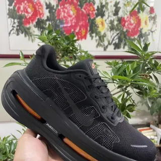 Nike काला नारंगी बुनाई ऊपरी छिद्रित जाली ओवरले दौड़ने के जूते