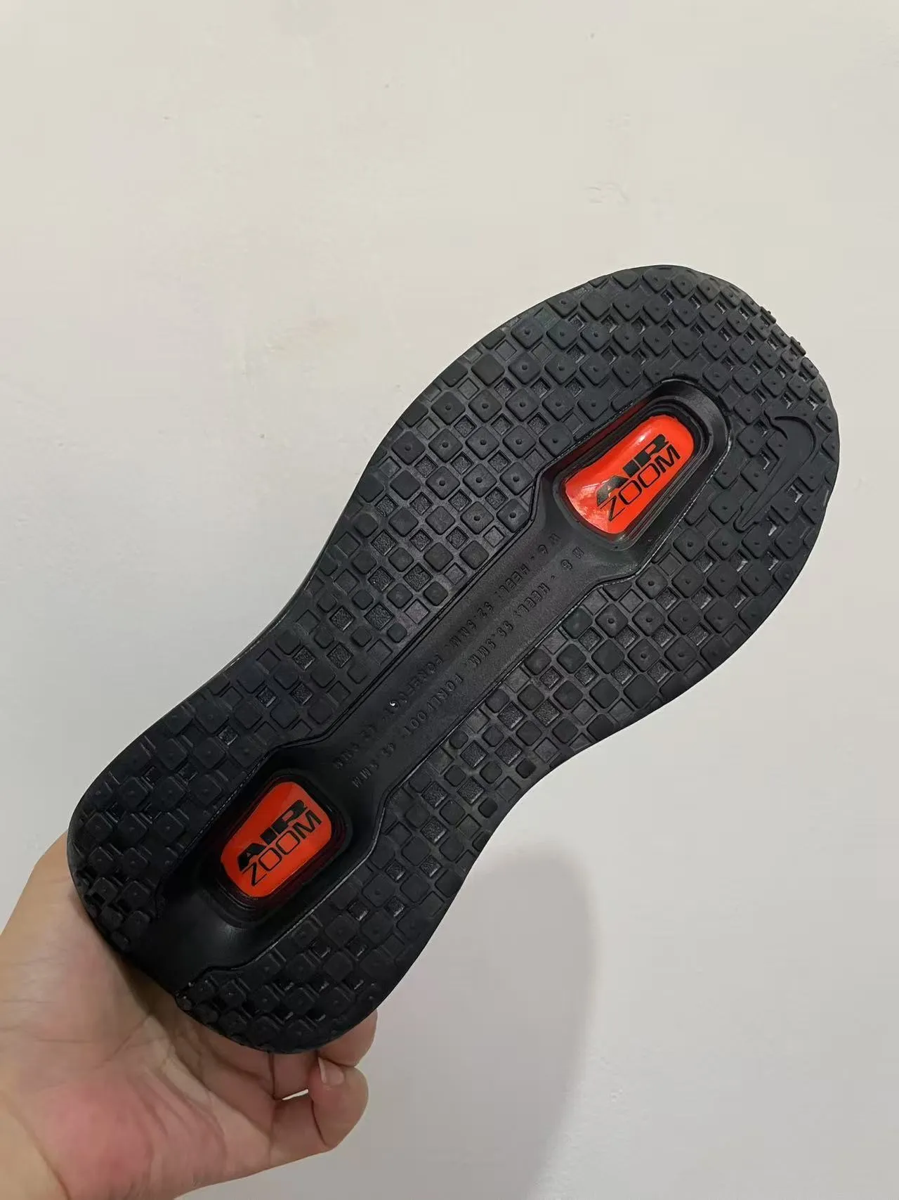 Nike কালো কমলা বোনা উপরের অংশ ছিদ্রযুক্ত জাল ওভারলে দৌড়ানোর জুতো 2
