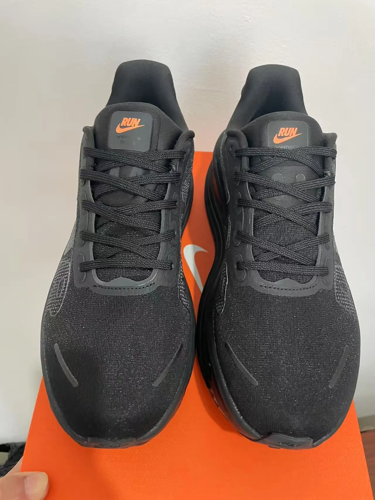 Nike কালো কমলা বোনা উপরের অংশ ছিদ্রযুক্ত জাল ওভারলে দৌড়ানোর জুতো 3