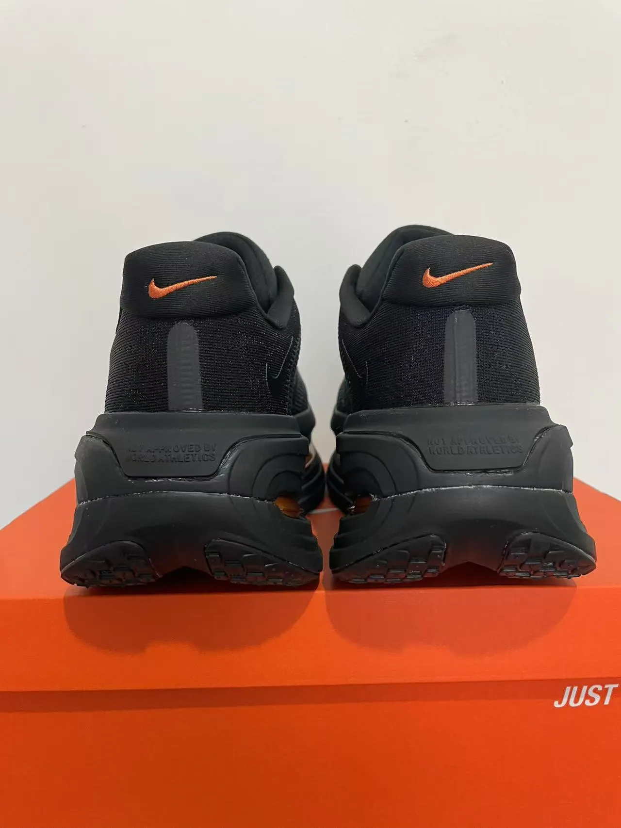 Nike কালো কমলা বোনা উপরের অংশ ছিদ্রযুক্ত জাল ওভারলে দৌড়ানোর জুতো 4