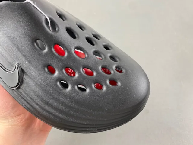 Nike Black Red Molded Monolithic Construction Ribbed Midsole Clog 2