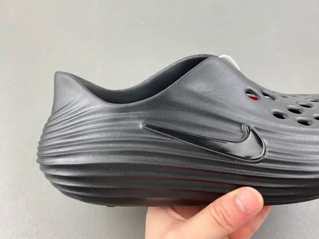 Nike Black Red Molded Monolithic Construction Ribbed Midsole Clog 3