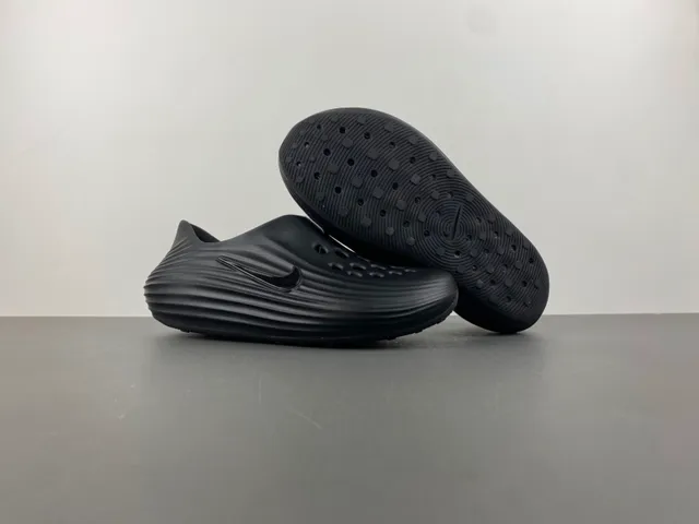 Nike Black Red Molded Monolithic Construction Ribbed Midsole Clog 10