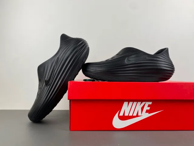 Nike Black Red Molded Monolithic Construction Ribbed Midsole Clog 12
