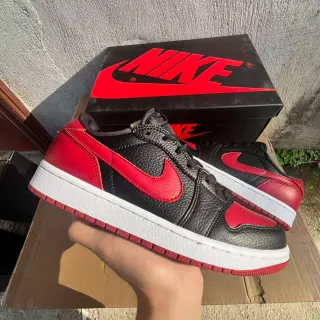 Nike حذاء رياضي أسلوب حياة أسود أحمر مع جلد مقشف علوي وطبقات متباينة