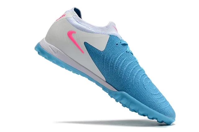 Nike Chaussures de football Turf Flyknit bleu et rose à lacets asymétriques 2