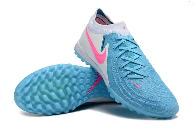 Nike Chaussures de football Turf Flyknit bleu et rose à lacets asymétriques 4
