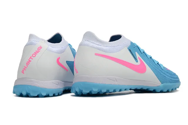 Nike Chaussures de football Turf Flyknit bleu et rose à lacets asymétriques 5