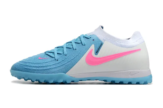 Nike Chaussures de football Turf Flyknit bleu et rose à lacets asymétriques 7