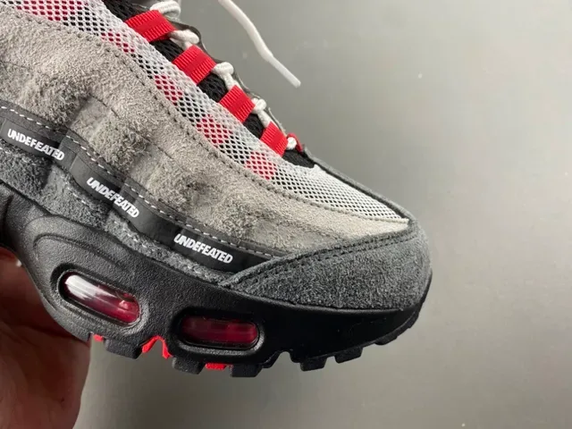Nike رمادي أحمر مقسم مرئي Air Cushioning طبقي سويد و شبكة علوية نمط حياة أحذية رياضية 2